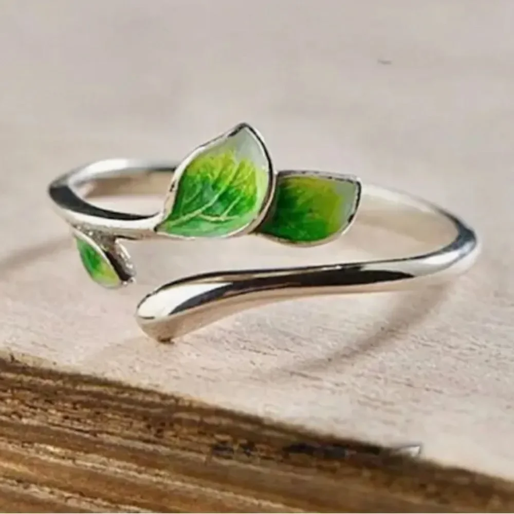 Adjustable Green Leaf Ring – Nature-Inspired Elegance for Every Hand